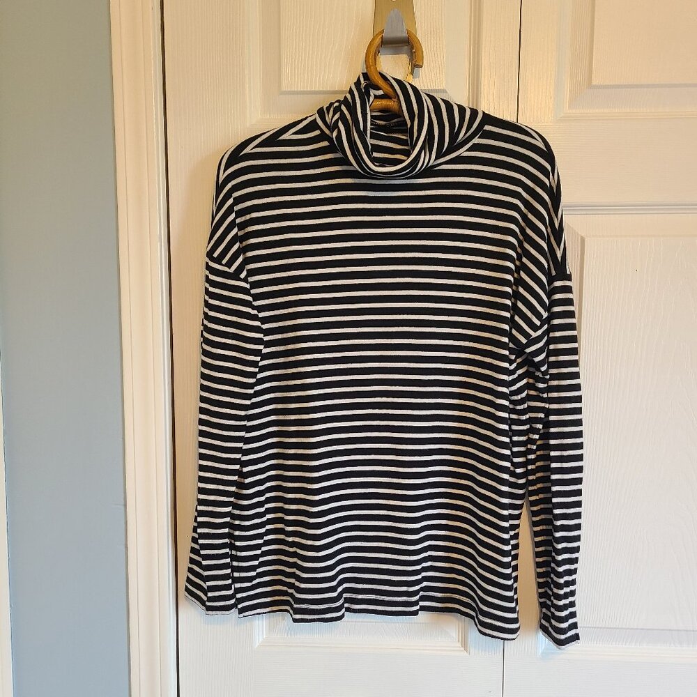 Turtle neck long sleeved top